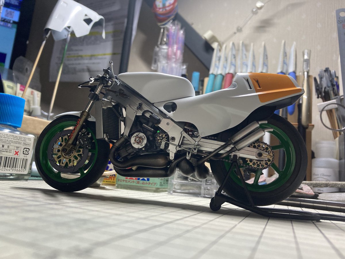 RedInari's tweet photo. 久々ですが投稿してみました。
ちょっとずつ製作してたんですが、形になりそうなので晒して見ました。
本体はほぼほぼ完成しているのですがカウルが残されているので遅々としてではあるのですが進めて行きます。
最終形はホイールの色でバレますかね〜❗️
#タミヤ
#NSR500 https://t.co/SI2WUdv9UG