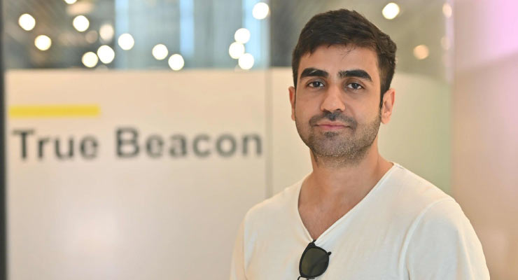 FinFloww's tweet photo. In 2010, two brothers changed the way Indians trade and invest in the stock market    

After making Zerodha a billion-dollar startup, all bootstrapped,

one of the brothers is now disrupting another industry

Here’s what Nikhil Kamath is building at his new startup True Beacon:

True Beacon is a hedge fund. So, let’s first understand what a Hedge Fund is:

A hedge fund is a bunch of serious suits & tie Joes managing a pool of money. They use different techniques to get their investors maximum returns.

Simple right? Not so much...

It’s not like a mutual fund where everyone can invest. It’s only meant for High Net Worth individuals and professional investors who know what they are getting their money into.

Also, it’s not regulated by the SEC in the US so these Joes have a pretty free hand.

In India, they are slightly less regulated.

Actually, in India, there are no Hedge Funds as per se, they are called Alternative Investment Funds (category 3)

How is Nikhil Kamath’s True Beacon different?

First: they don’t charge a management fee, annual fee or anything like that.

Their model is pretty simple: Unless they make you a return, they are not going to make any money themselves.

If they generate profits, they charge a 10% performance fee from the profits. Simple transparent system.

Usually in Hedge funds because the returns are high, they charge a high fee.

There’s a management fee (usually around 2%) for managing your money.

Second is the performance fee (around 20%) which is a percentage of the profits they earned for you.

Nikhil did a "Zerodha" again here

Also in True Beacon, there’s liquidity and no exit fee. Meaning you can invest, and exit anytime you want.

This isn't a common thing in most Hedge Funds...

Don’t let the name deceive you!

These were only meant to “Hedge” your money earlier (Hedging means protecting).

Now Hedge funds are all about swooshyyyy profits and high risk.

How do hedge funds generate these returns and how do they earn?

Hedge funds do a lot of complicated finance stuff😂

They invest, trade, do futures & options and what not.

The crux is they take leverage over their client’s money to increase their total earning amount.

A hedge fund manager is basically incentivised to generate a higher return for her clients.

A mutual fund manager gets a cut from the money under his management, not the profits.

A hedge fund manager gets a percentage of the profits.

That's why a hedge fund is different from a mutual fund. The incentivised manager would make sure you get more profits.

We took the example of True Beacon to explain Hedge Funds. Hope you liked it❤️

If you liked this read, do ReTweet🔄and follow us @FinFloww

for more such reads every Monday, Wednesday, and Friday!