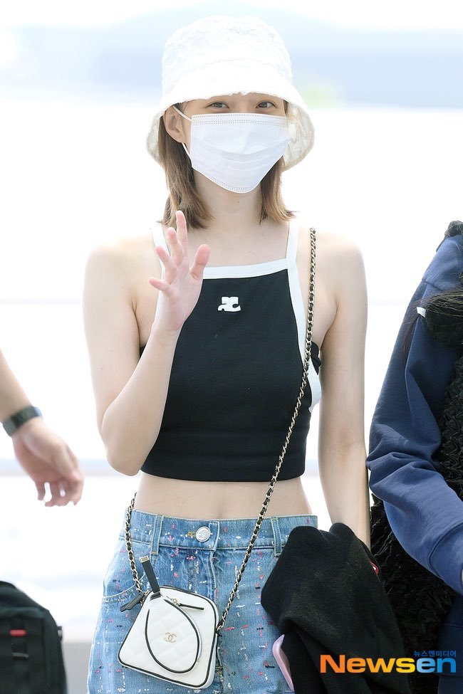 aespaclosett's tweet photo. 230808 #윈터 #WINTER
마가린핑거스 LACE BUCKET HAT (IVORY) https://t.co/tWedcS3gKk
꾸레쥬 (Courreges) 라이트 립 콘트라스트 탱크탑 블랙 헤리티지 화이트 https://t.co/OmHWriFrSY https://t.co/HXd3cfIqBT