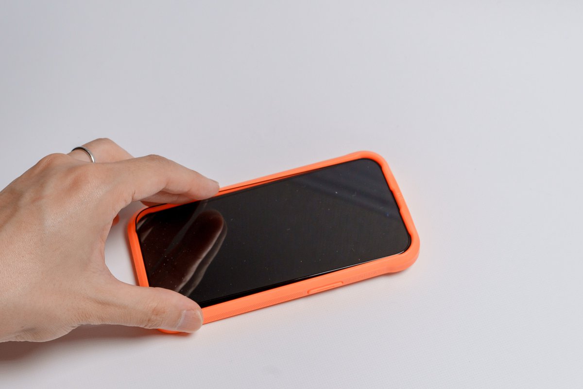 jaga_farm's tweet image. この間画面フィルムが割れたiPhone 14 Pro用に
TORRASのガラスフィルムを購入！

フィルム自体ラウンドエッジでもちろん気に入りましたが、
ガイドに電源ボタンがあるから、貼付け時に点灯しても即、消せます🎉

空気入ってないか見るとき点灯邪魔だったからすごく助かりました。

#torras