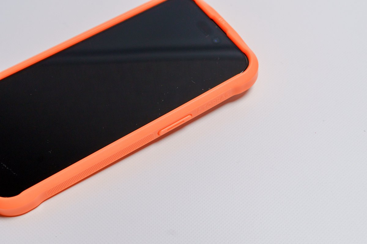 jaga_farm's tweet image. この間画面フィルムが割れたiPhone 14 Pro用に
TORRASのガラスフィルムを購入！

フィルム自体ラウンドエッジでもちろん気に入りましたが、
ガイドに電源ボタンがあるから、貼付け時に点灯しても即、消せます🎉

空気入ってないか見るとき点灯邪魔だったからすごく助かりました。

#torras