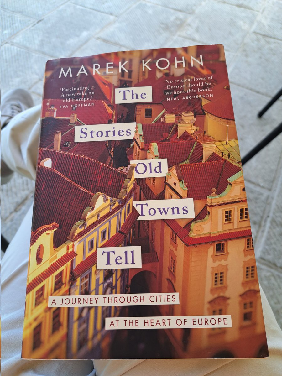 Een Nederlander leest in Italië een Engelstalig boek over Midden-Europa. Veel Europeser dan dat krijg je het niet.
Overigens fantastisch boek over agenda's achter (re)constructies van Europese binnensteden sinds 1945.