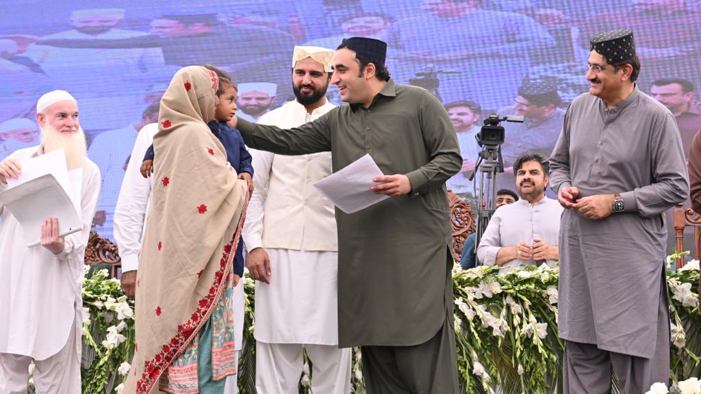 BBhuttoZardari's tweet photo. Today in Ghotki, I felt great pride and happiness to see my dream start to turn into reality. Only last year families across Pakistan were devastated by historic floods. Families had lost everything, crops and houses destroyed. Swaths of our population were thrown into poverty over night. Everywhere I went women begged me to rebuild their homes. My promise to them then was that not only would we rebuild but we would leave them financially better off than they were before. 

Here’s how we achieve that: 

#ApniZameenApnaMakkan initiative:
- we have opened bank accounts in the name of the woman of the house hold. Where they receive stipends to rebuild their home.
- we work with families to rebuild flood resistant ‘pakka’ homes where their old homes once stood.
- that’s not all, we are also transferring land title to the woman of the house hold. Families who could never dream of owning their own land now do! 
We are not only building climate resilient housing, we are also combating poverty, empowering woman & with the single largest asset transfer in a generation we are implementing land reform as well.

2 million houses will be re built. 2 million families will benefit. I wish we could implant this all across Pakistan.