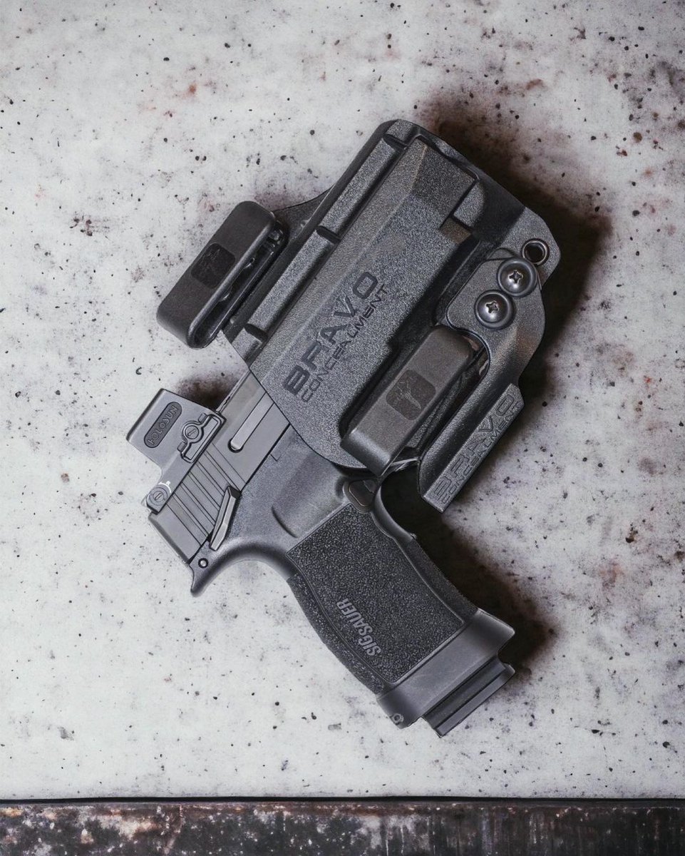 BravoHolsters's tweet photo. EDC Setup from @mike_das
P365X by @sigsauerinc with an EMP-XL Enhanced Magwell and mag extensions from @tactical.dev a @bravoconcealment Holster with a @holosunoptics EPS Carry
#rangeday #edc #sig #sigsauer #gear #tools #ccw #edcgear #tacdev #empxl #tacticaldevelopment #p365x https://t.co/c2ZcPYvXL2