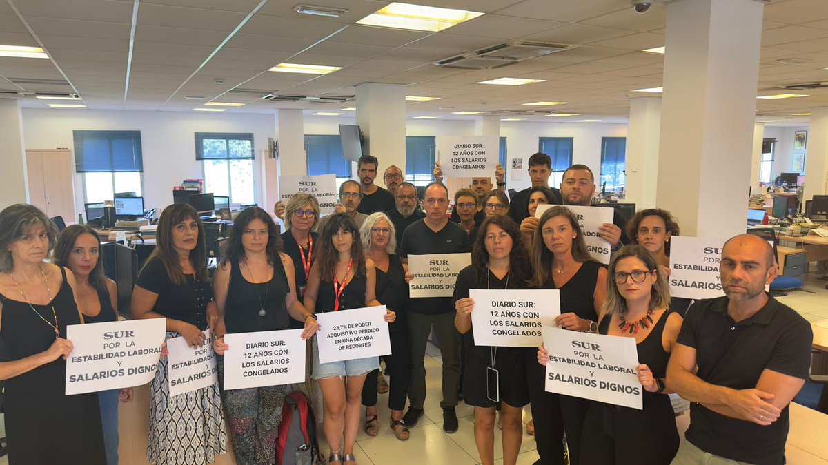 comiteSUR's tweet photo. 📅 HOY ES #MIÉRCOLESNEGRO ⚫

✊ ¡Seguimos con nuestra foto de la vergüenza! @DiarioSUR sigue haciendo oídos sordos a la justa demanda de una mejora salarial tras 12 años de sacrificio.

📣 ¡Por la estabilidad laboral! ¡Por salarios dignos! ¡Por un #periodismo digno! https://t.co/X6DRDYIABw