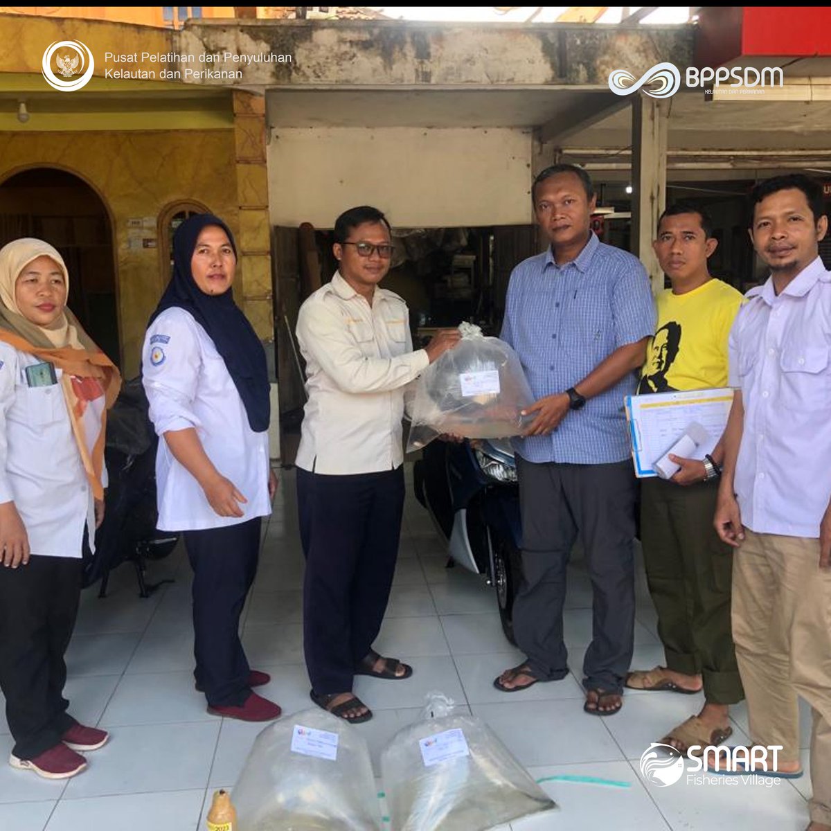 SFVSeiDua's tweet photo. Rabu (09/08/2023)
Serah terima sampel ikan untuk monitoring kesehatan ikan di Pokdakan  Hidup Bersama 2 di SFV Sungai Dua
@kkpgoid
@bppsdm_kp
@in_radiarta
@puslatluhkp
@bppsdm_bp3bwi
@KabTanahBumbu
#kkpthrive 
#SDMKP
#SDMUnggul
#EkonomiBiru
#PelatihanKP
#SFV_SungaiDua_TanahBumbu https://t.co/zWspRfkf4M