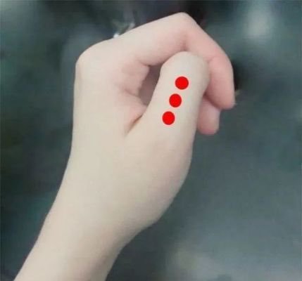 KochiMethod24's tweet photo. There is a pressure point for relieving, shallow breaths, stomach tension, heavy sighs, etc.

It is located in between the first and second joints of the thumb.
There are three pressure points and you go back and forth between them with shiatsu. https://t.co/qi2FepZaDD