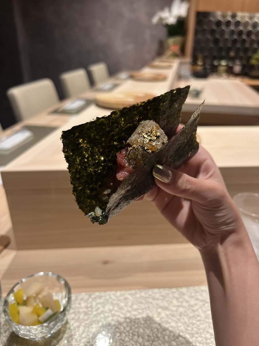 yucafe_e's tweet photo. 吉祥寺に新しくオープンしたお寿司屋さん 鮨富かわ。本格的な握りはもちろん他のお店では見かけない新感覚のメニューも沢山。7月にオープンしたてですが既に話題沸騰で予約も埋まりがちとのことなので要チェック。かなりボリューミーで新鮮なネタ豊富なコースはなんと1万円！いう破格のお値段も魅力的 https://t.co/ys3gnu31St