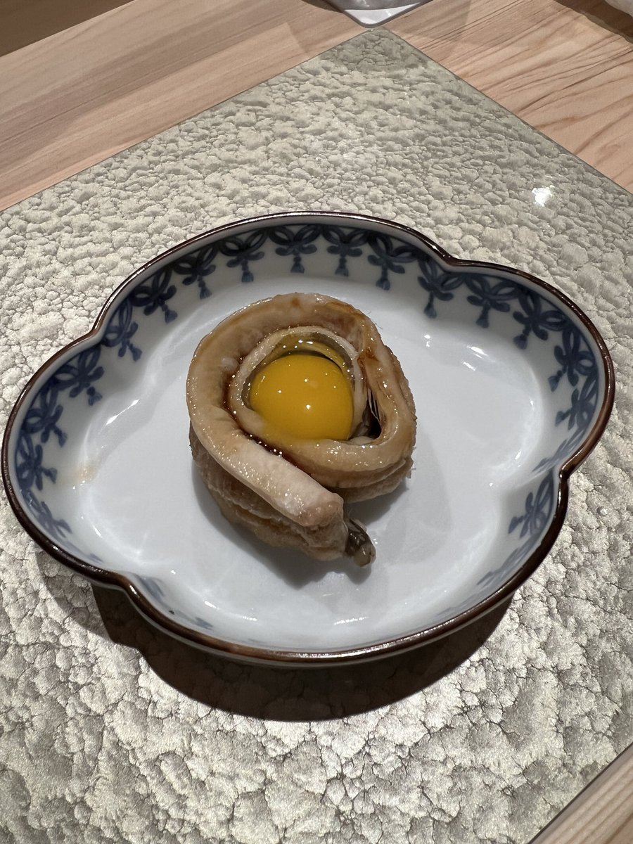 yucafe_e's tweet photo. 吉祥寺に新しくオープンしたお寿司屋さん 鮨富かわ。本格的な握りはもちろん他のお店では見かけない新感覚のメニューも沢山。7月にオープンしたてですが既に話題沸騰で予約も埋まりがちとのことなので要チェック。かなりボリューミーで新鮮なネタ豊富なコースはなんと1万円！いう破格のお値段も魅力的 https://t.co/ys3gnu31St
