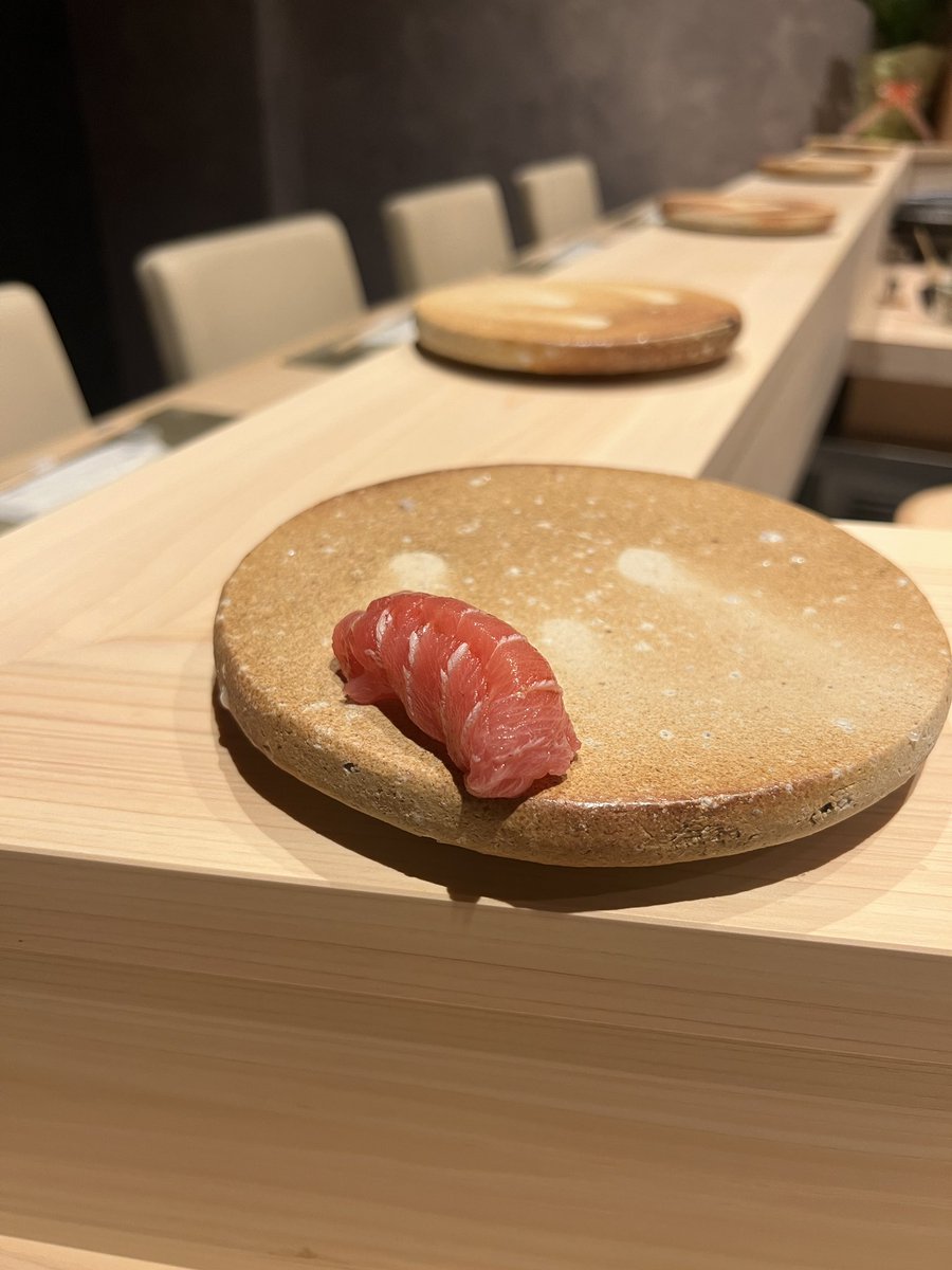 yucafe_e's tweet photo. 吉祥寺に新しくオープンしたお寿司屋さん 鮨富かわ。本格的な握りはもちろん他のお店では見かけない新感覚のメニューも沢山。7月にオープンしたてですが既に話題沸騰で予約も埋まりがちとのことなので要チェック。かなりボリューミーで新鮮なネタ豊富なコースはなんと1万円！いう破格のお値段も魅力的 https://t.co/ys3gnu31St