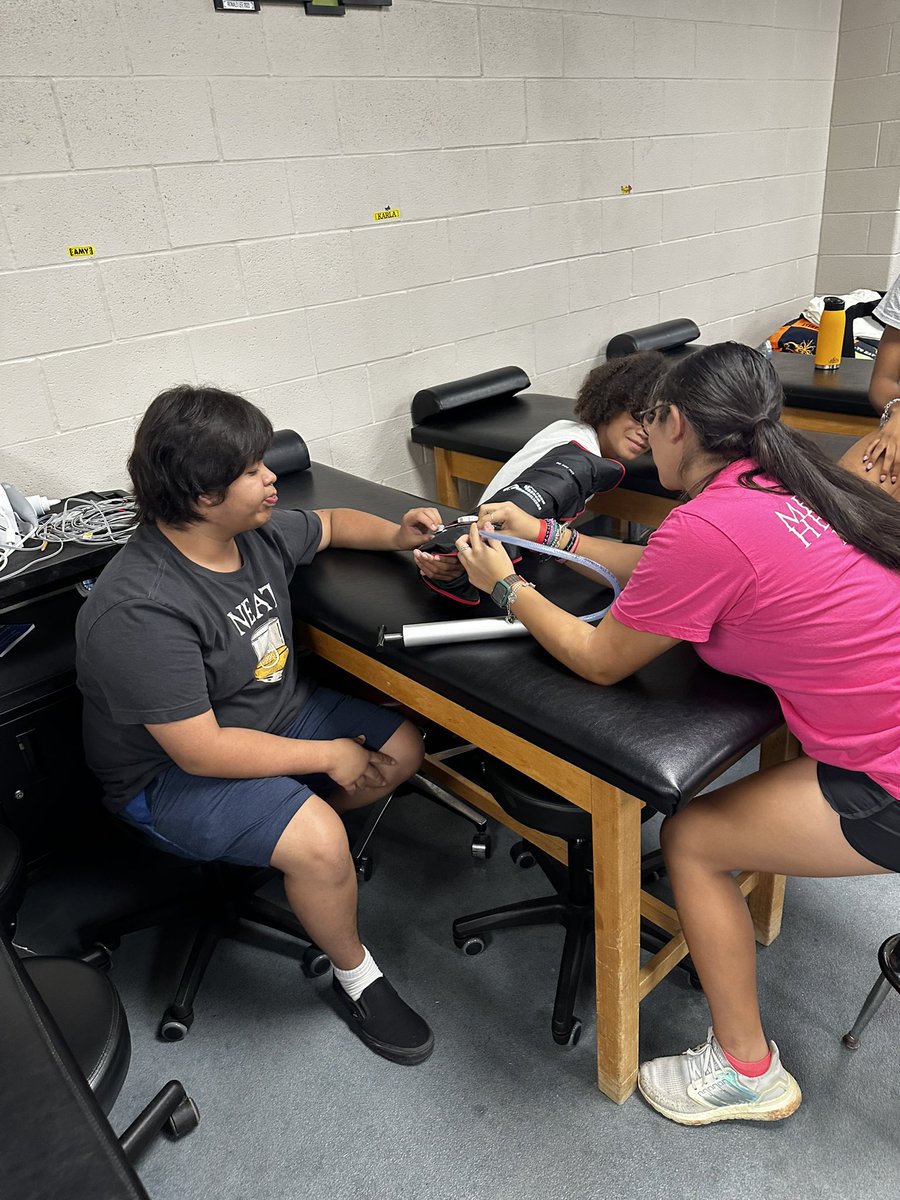 SWHSSWAT's tweet photo. A little late but yesterday’s lesson was on splinting!! This is important for emergency situations and we love when our student aides know this skill so we can ask for assistance when our hands our tied up holding the limb! #greAT #ExceedingTheStandard #AT4ALL #SafeSidelines https://t.co/BiFt1CaN0u