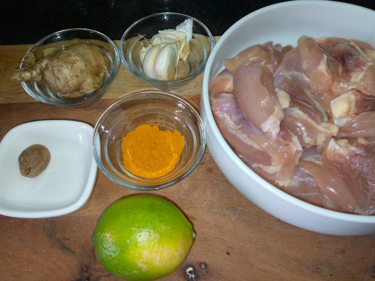 MphoMasoleng's tweet photo. Hello 👋😄 It is Women's day in South Africa therefore, celebrating the indian way tonight 🥳🥳🥳... Step 1 of Goan Chicken Xacuti (pronunciation- Shakuti) Marinate chicken in 1tspn tumaric, garlic, ginger, nutmeg, lime zest &amp; juice, Stay tuned 😚🍷#MunchWithMpho https://t.co/6dFfrNp5QP