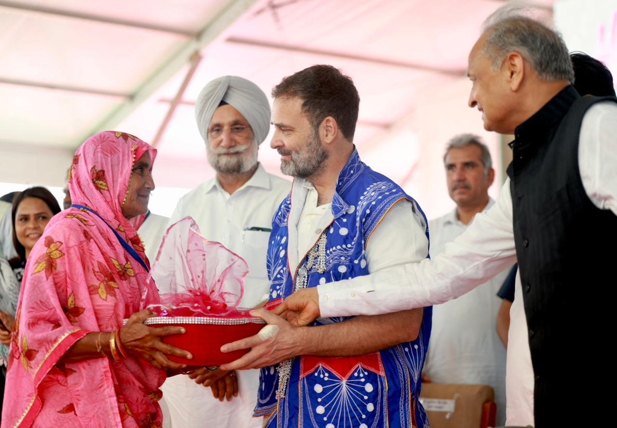 आज 'आदिवासी दिवस' पर राजस्थान के मानगढ़ धाम पहुंचे जननायक श्री <a href="/RahulGandhi/">Rahul Gandhi</a> जी

आदिवासियों के अधिकारों की सुरक्षा और सम्मान ही कांग्रेस की पहचान रही है।