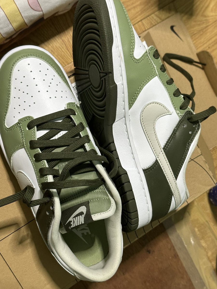 tatasigma's tweet photo. @nikestore So disappointed that you allow this kind of stitching to pass your quality check. Very disappointing.. And the only option is to refund because you no longer have my size!!! Grrrrr https://t.co/NBZ6VocrIO