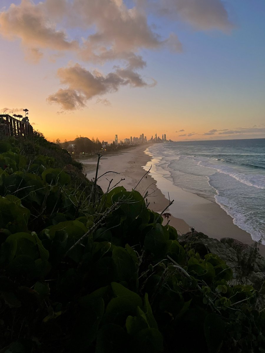 PezzaVFX's tweet image. 3 camera shoot with a sunset afterwards 🎥