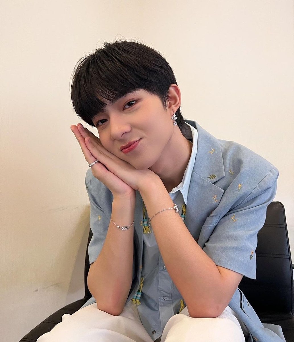 Paolyflower's tweet photo. Very handsome 😘😘
#GoodtimeradioxNuNew
#NuNew @CwrNew https://t.co/LWL7mVnYg4