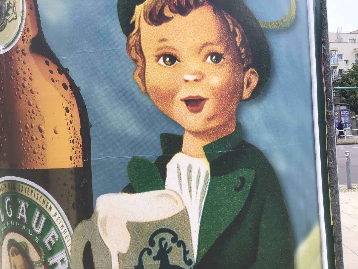 Das geht für euch klar, das Abbild eines Vierjährigen als Werbeträger am Bahnhof für ein verbreitetes alkoholisches Getränk, aber ihr wollt den #CSC mit absurden Abstandsregeln das Arbeiten erschweren, und erwartet dafür noch Verständnis. Wie offenbar verrückt ist das bitte?