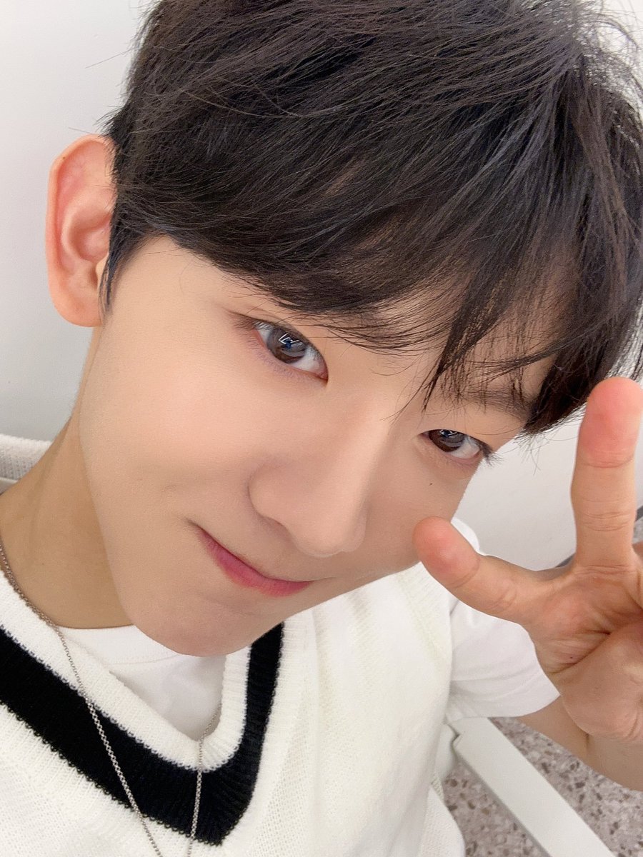 mo_o3eon's tweet photo. 유승언은 웜톤임 쿨톤임? 아니면 내가 평생 완주하지 못할 사랑의 마라톤임? 아니면 내 인생에 뛰어든 행복 1톤임? 아니면 내 인생의 달달한 메가톤임? https://t.co/eayEq1Am2m