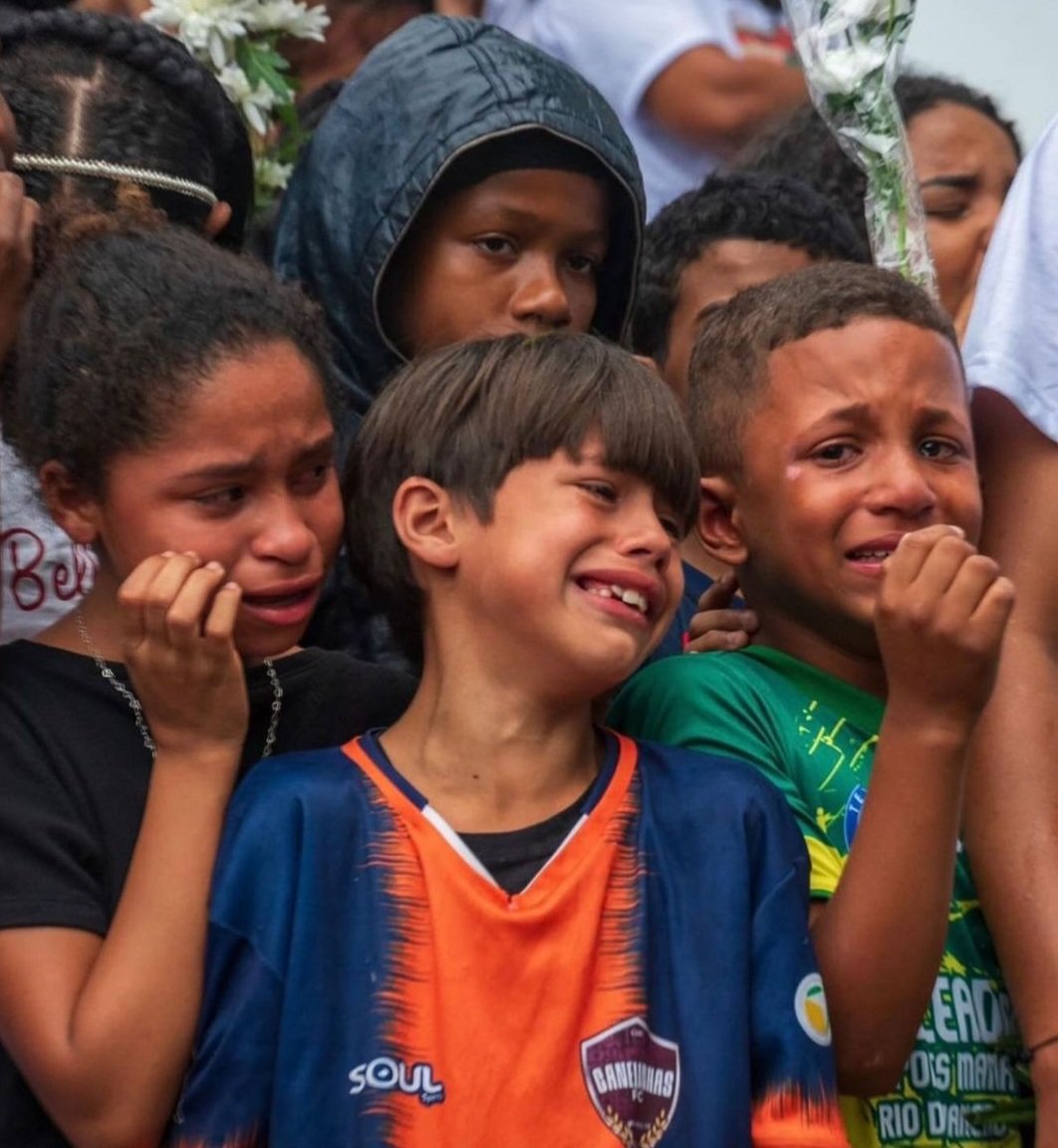 blackpanterabr's tweet image. Não tem nada novo, a mesma história 
Mais um  Preto morre 
Pela glória do Racismo 
Vi na TV, na Internet 
Sufocaram aquele homem até a  morte, Chama a polícia pra Polícia, Parem de matar nosso povo nas ruas, por ESSAS CRIANÇAS, essas MÃES 
Cerrem seus punhos contra essa merda