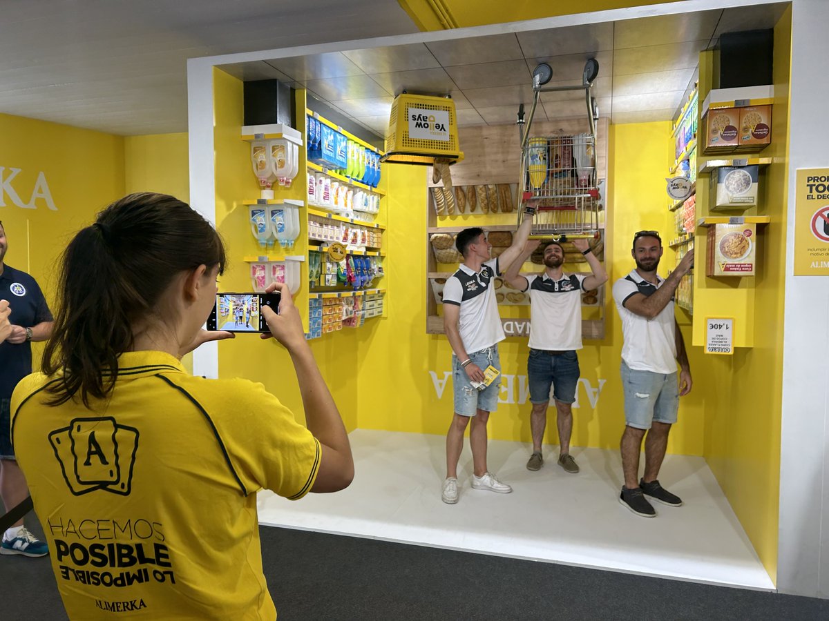 alimerka's tweet photo. ¡El @bbaseoviedo también quería hacer posible lo imposible en nuestro stand de FIDMA! 😉
Hemos aprovechado para celebrar que seguimos dando nuestro apoyo al equipo un año más. 🙌
¡Muchísima suerte en esta temporada! 💛
#CompromisoAlimerka #AlimerkaFIDMA2023 https://t.co/735VrnuqN2