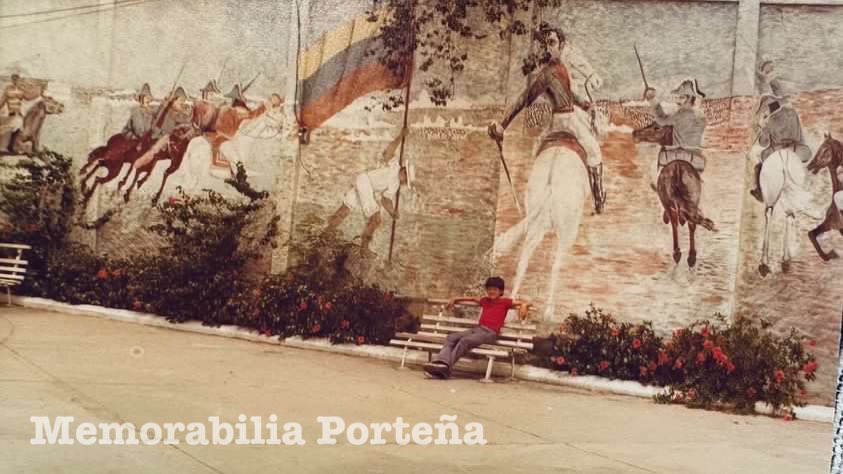 PepeSabatino's tweet photo. Memorabilia Porteña: Gran mural alusivo a la Batalla de Carabobo, pintado en la pared del desaparecido colegio La Salle, entonces ubicado en el Malecón. Cortesía de @leurbano quien, además, aparece en la gráfica, c. 1972. https://t.co/cgwYDSuMcg