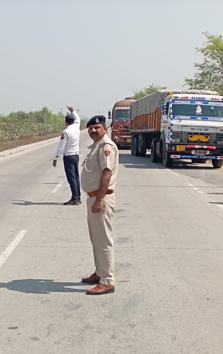 PoliceYnr's tweet photo. ट्रैफिक पुलिस की टीम ने सड़क सुरक्षा सुनिश्चित करने हेतू लेन ड्राईविंग (बाँई लेन) में चलने,रॉन्ग साइड ड्राइव चलने वाले 164 वाहनों के काटे चालान।भारी वाहन चालकों से अपील,निर्धारित गति सीमा व बाँई लेन में चले। जिससे सड़क हादसों में कमी लाई जा सके
@police_haryana
@AdgpAmbalaRange https://t.co/9LmJI76jJD
