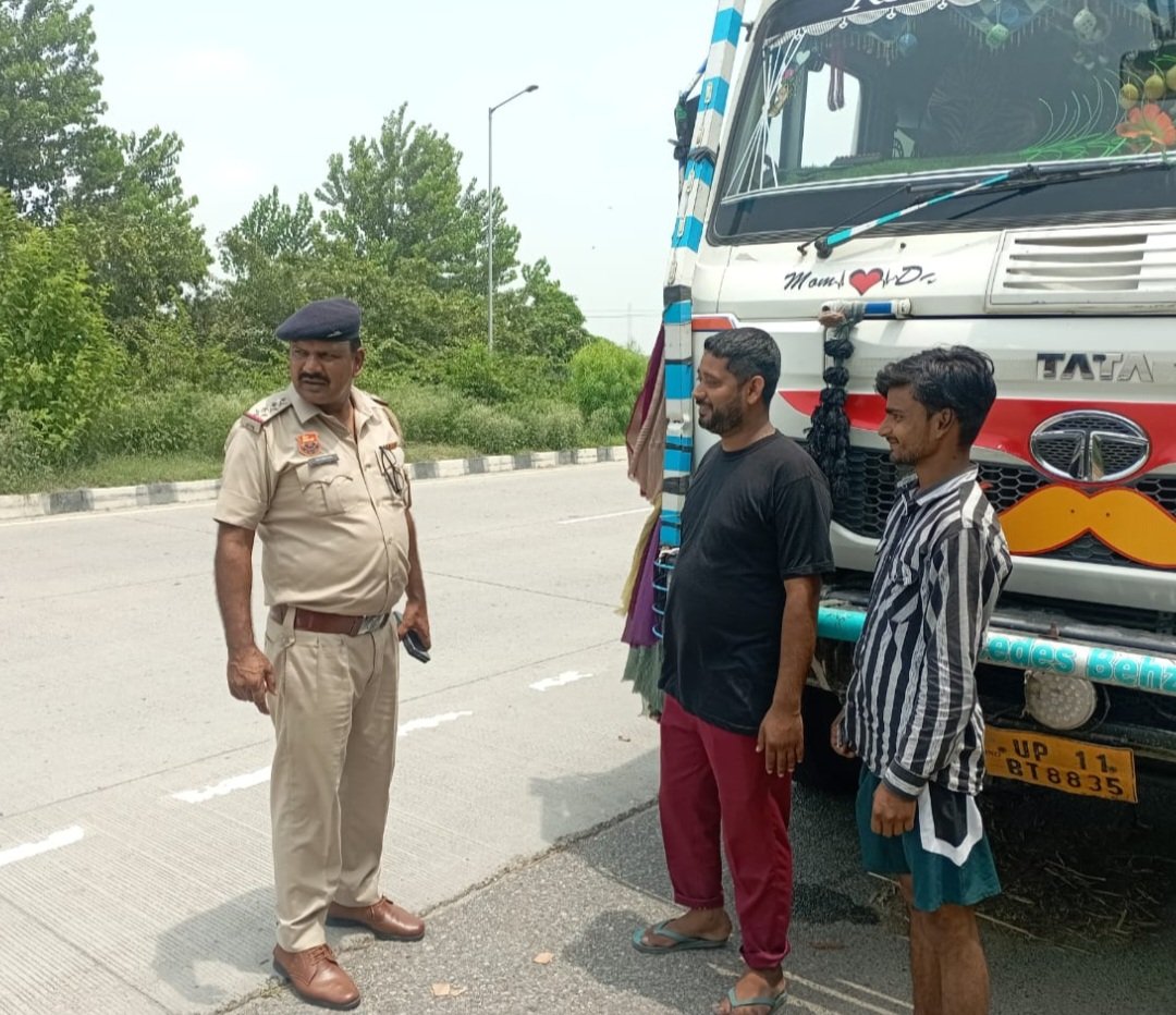 PoliceYnr's tweet photo. ट्रैफिक पुलिस की टीम ने सड़क सुरक्षा सुनिश्चित करने हेतू लेन ड्राईविंग (बाँई लेन) में चलने,रॉन्ग साइड ड्राइव चलने वाले 164 वाहनों के काटे चालान।भारी वाहन चालकों से अपील,निर्धारित गति सीमा व बाँई लेन में चले। जिससे सड़क हादसों में कमी लाई जा सके
@police_haryana
@AdgpAmbalaRange https://t.co/9LmJI76jJD