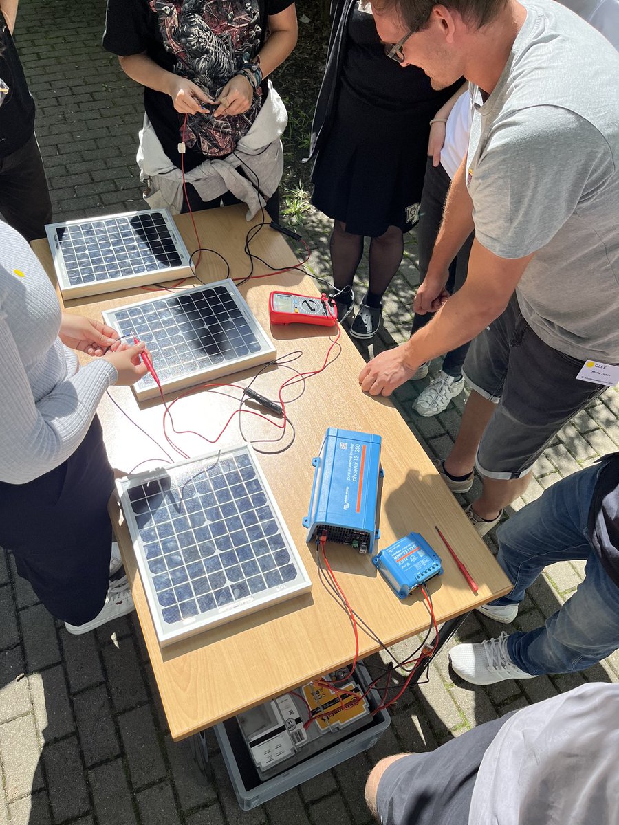 qlee_eu's tweet photo. @vaillant_de @EQ_Deutschland @HYPOS_GreenH2 @stromnetzdialog @BWEeV @GREENsolarac @bEEmerkenswert @InstitutBBF @revierwende @DGBJugend ☀️ Das #Wetter spielt mit & die #Sonne bringt #Elektrizität! Wir schauen uns die technische Seite von #PV an mit Vivien von @GREENsolarac. #FiveDaysForFuture #qlee_zukunft https://t.co/84w3aaY3bm