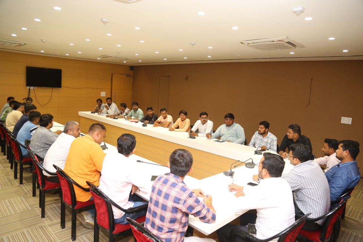 vijayradadiya88's tweet photo. આજરોજ @svgrybguj સુરત મહાનગરપાલિકા ના સંયોજકશ્રી ઓ સાથે આગામી કાર્યક્રમ "મેરી માટી મેરા દેશ" માટે ચર્ચા કરી...
#SVGRYB 
@narendramodi @AmitShah @JPNadda @blsanthosh @CRPaatil @Bhupendrapbjp @sanghaviharsh @svgrybguj @ikaushaldave @YatinNayak7 https://t.co/msGSpfo1uF
