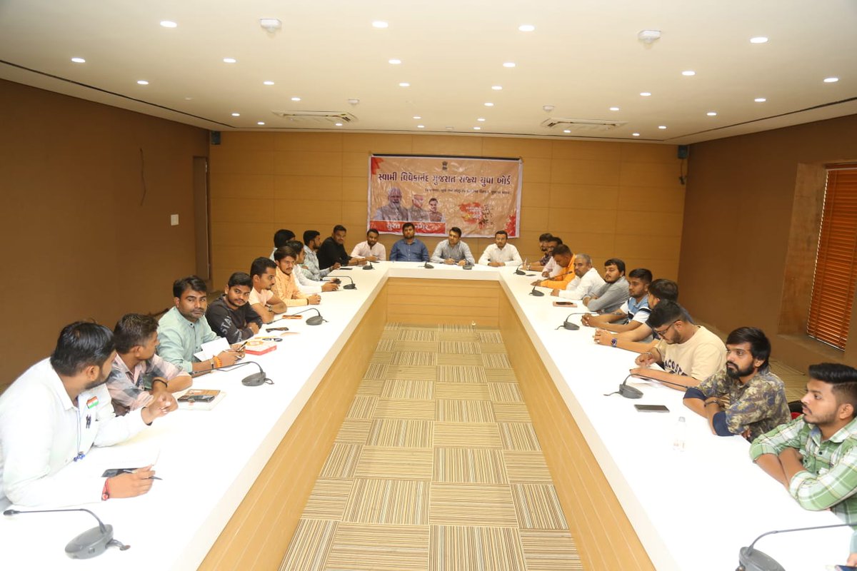 vijayradadiya88's tweet photo. આજરોજ @svgrybguj સુરત મહાનગરપાલિકા ના સંયોજકશ્રી ઓ સાથે આગામી કાર્યક્રમ "મેરી માટી મેરા દેશ" માટે ચર્ચા કરી...
#SVGRYB 
@narendramodi @AmitShah @JPNadda @blsanthosh @CRPaatil @Bhupendrapbjp @sanghaviharsh @svgrybguj @ikaushaldave @YatinNayak7 https://t.co/msGSpfo1uF