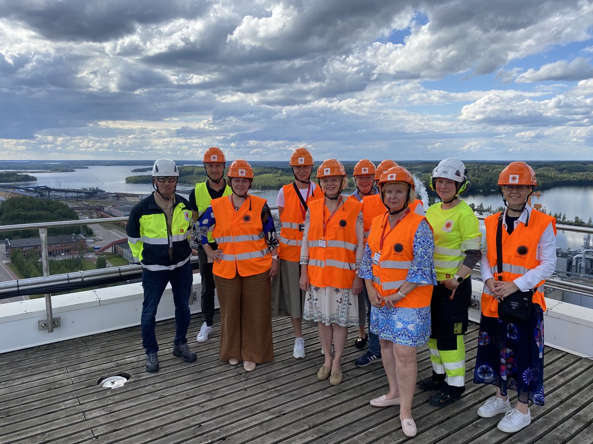 Mikään ei virkistä kuten vierailu oikean tuotannon äärellä!

<a href="/metsateollisuus/">Metsäteollisuus</a> johtoryhmä <a href="/storaensosuomi/">Stora Enso Suomi</a>’n vieraana Imatralla yhdessä maailman suurimmista kuluttajakartonkitehtaista. 

Iso kiitos vieraanvaraisuudesta. 

Puulla pitkälle - irti fossiilitaloudesta!