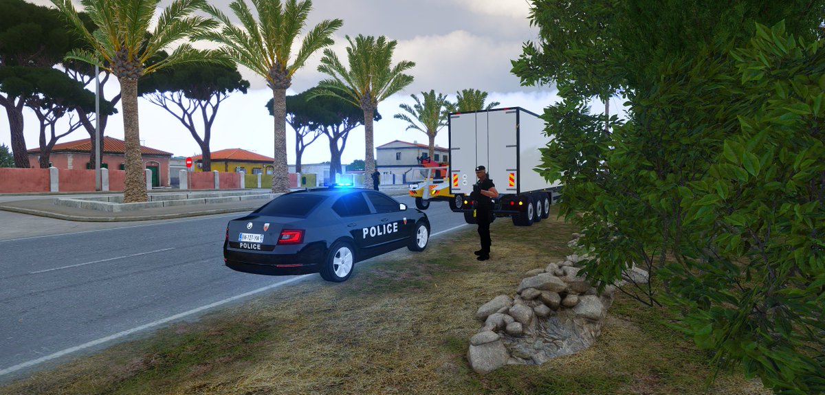 PN_A4L's tweet photo. La CSI a pour rôle de lutter contre la prolifération d'activité illégale. Pour ce faire elle peut fouiller des individus et des véhicules. Ci dessous, la CSI a fouillé un camion remplis de drogue, elle effectue donc une autre de ces missions : la sécurisation de l'intervention. https://t.co/tuz5daB6wx