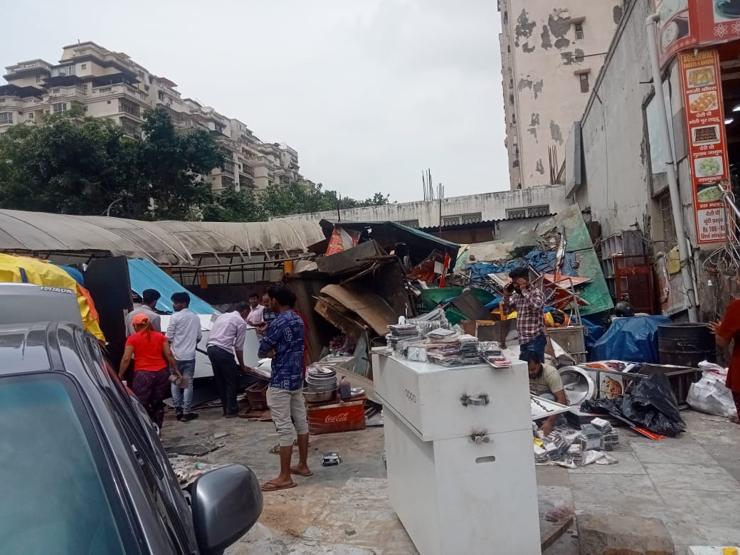 SunriseGreensGz's tweet photo. #GDA in action on illegal occupation by vendors after complaints from #SunriseGreens resdients at Indirapuram,Ghaziabad. https://t.co/kN4HbxwfHt