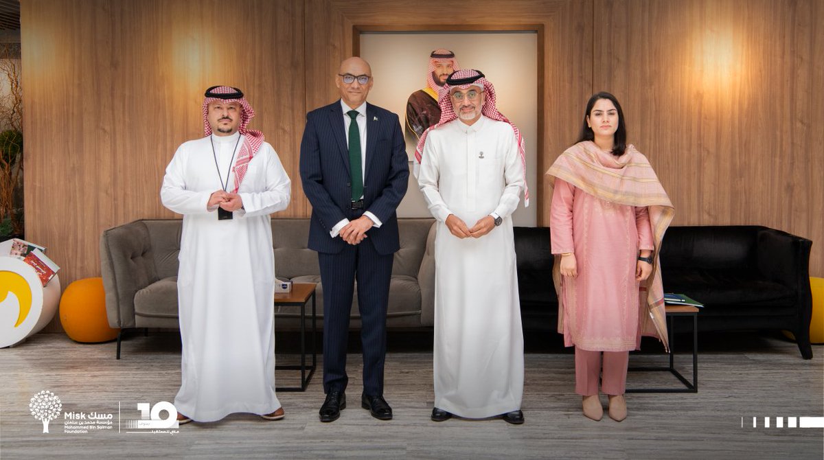 MiskKSA's tweet photo. سَعِدنا في مؤسسة محمد بن سلمان "مسك" بزيارة سعادة سفير جمهورية باكستان الإسلامية لدى المملكة السيد أحمد فاروق، حيث كان في استقباله سعادة نائب الرئيس التنفيذي المهندس عمر نجار، وقد اطلع سعادة السفير خلال جولته على تفاصيل البرامج والمبادرات الساعية لتمكين الشباب الواعد، وتطوير قدراتهم من أجل المستقبل.

#مؤسسة_مسك