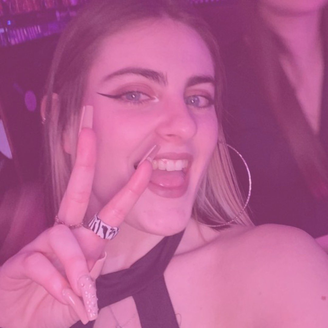 agenciawitis's tweet photo. Apasionada del diseño, la música y el color rosa. La verdad es que nos venía bien tener una sevillana en el #Witeam. @claudiaitgut (oficial) llegó hace unos meses para enseñarnos que no todo es indie, también hay perreo. Prueba de ello, su playlist.
🩷 https://t.co/NzSiQL78e5 https://t.co/WEGKqazgnI
