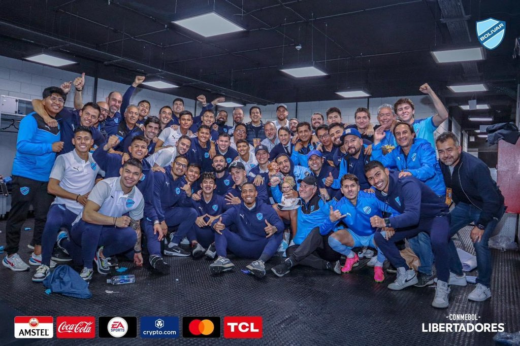 ronnie9fs's tweet photo. Buen día celestes 💙🙌🏽… 🔥📸 esta imagen representa lo que somos no solo 11 si no un grupo que busca hacer historia , con amor 💙 @Bolivar_Oficial  gracias a todos quienes hacen posible que Bolívar esté donde esta ! Seguimos 💙 #sisepudo https://t.co/Q9SXPvtXfw