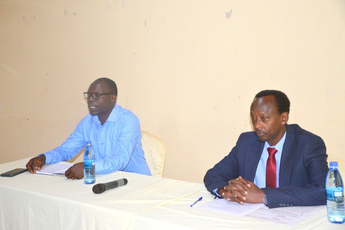 SEP_CNPS's tweet photo. Ce mercredi 9 août 2023, le @SEP_CNPS  a organisé une séance d'informations et d'échanges sur le programme des TP-HIMO    dans la commune de Gitega à l'endroit des membres des comités collinaires et administratifs des zones de la commune https://t.co/AH30eS3xam