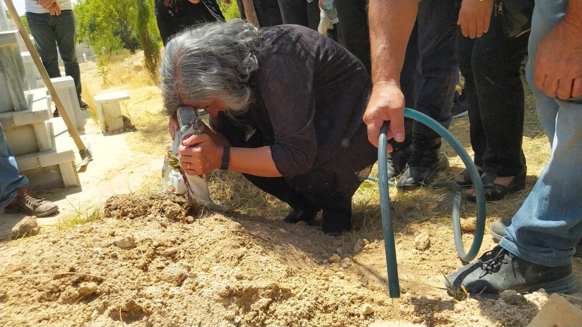 Gültan'ın diz çöktüğü, başını eğdiği tek andır. Alın arşivinize koyun bunu alçak sürüleri, birdaha göremezsiniz çünkü.