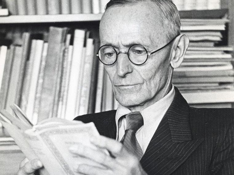 Herman Hesse murió un 9 de agosto. En El lobo estepario, escribe: “La felicidad es amor, no otra cosa. El que sabe amar es feliz”. Al igual que otros intelectuales, Hesse ya intuía en 1927 que el totalitarismo provocaría una nueva guerra, con un enorme caudal de sufrimiento. “No