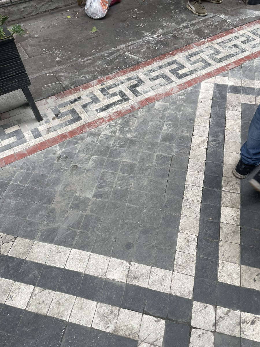eceuz's tweet photo. Sokağımızın 3 günde geldiği hal. @ekrem_imamoglu kadıköy belediyesinden dönüş alamayınca inşaat firmasıyla konuşup temiz çalışma sözü aldık ancak yine de durum çok kötü. Belediyeyi temizlemesi için aradığımızda yarın geleceğini söylüyor. Şimdiden betonlar kuruyup iz bıraktı bile https://t.co/8PZUem4eto