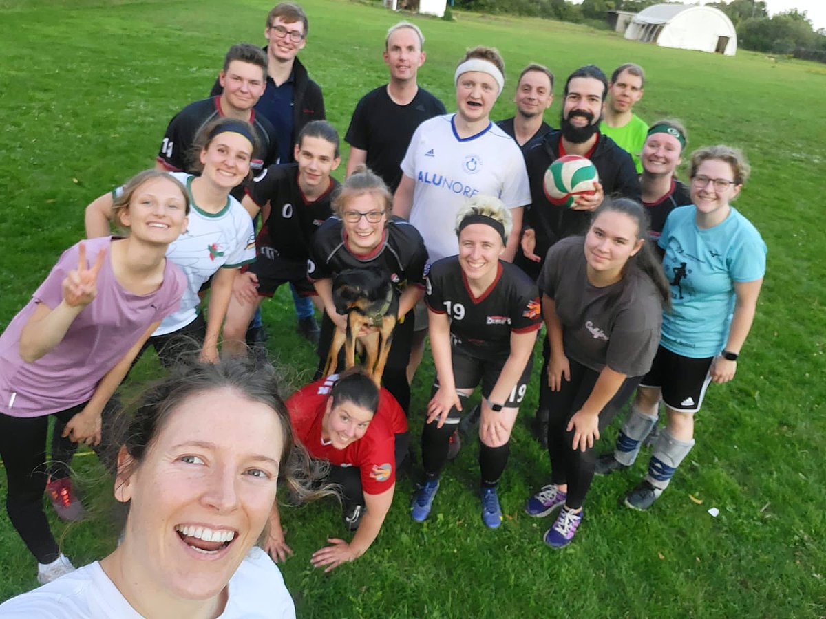 quadball_dus's tweet photo. Die letzten beiden Spieltage der Saison stehen vor der Tür (18./19. August in Köln bzw. Bonn) 🤩 Da freuen wir uns gleich doppelt über neue, motivierte Gesichter ☺️☺️ #quadball #quidditch #düsseldorfdementors #quadballdüsseldorf #quove #lgbtqiap #queerfriendlysport https://t.co/EN5reMSiJ1