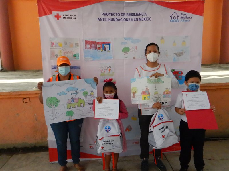 CruzRoja_MX's tweet photo. ¡Todos debemos aprender a ser resilientes! 🙌

Nuestro Proyecto de Resiliencia ante #Inundaciones involucra a los niños y jóvenes en el concurso de dibujos "Familias Resilientes ante las inundaciones" 

En esta actividad expresan sus experiencias de inundación y cómo se preparan. https://t.co/s97o1iWZ70
