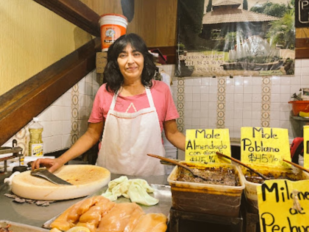 fersa1981's tweet photo. Calidad y frescura en uno de los alimentos más socorridos, el pollo, por supuesto aquí en el #MercadoAtemajac 👌
.
.
.
#CorreleAlMercado #SoyLocal @ZapopanGob https://t.co/CByX0nLGgp
