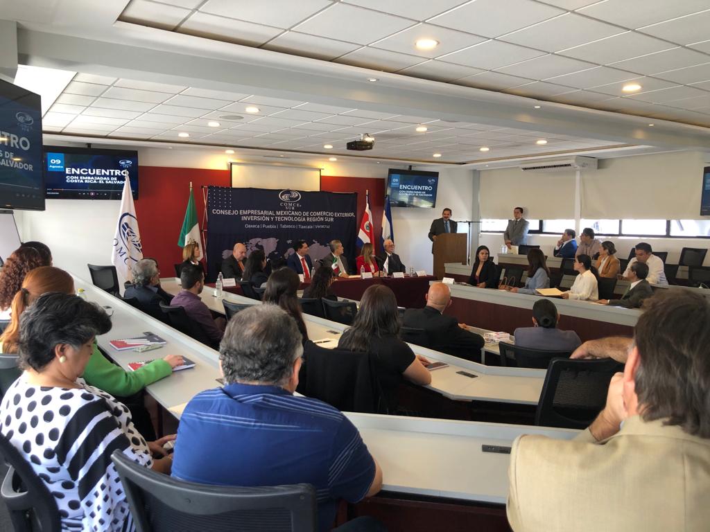 COMCE_Sur's tweet photo. Estamos iniciando con @ComceOficial el Encuentro con sectores productivos de empresas de varios Estados de la región Sur, con las Embajadas de Costa Rica y El Salvador. Las oportunidades comerciales, inversión, innovación, entre otros temas. @mendoza_antar @EESAenMexico https://t.co/RXGXNd7K1N