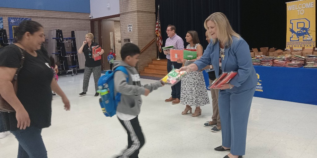 FortBendISD's tweet photo. All students at FBISD's Title I campuses received free school supplies today thanks to federal funds from the Every Student Succeeds Act. District leaders visited @RME_Roadrunners to welcome students on their first day of school and pass out supplies. 📏📝✂️🎨 https://t.co/5PDgrIKlS9