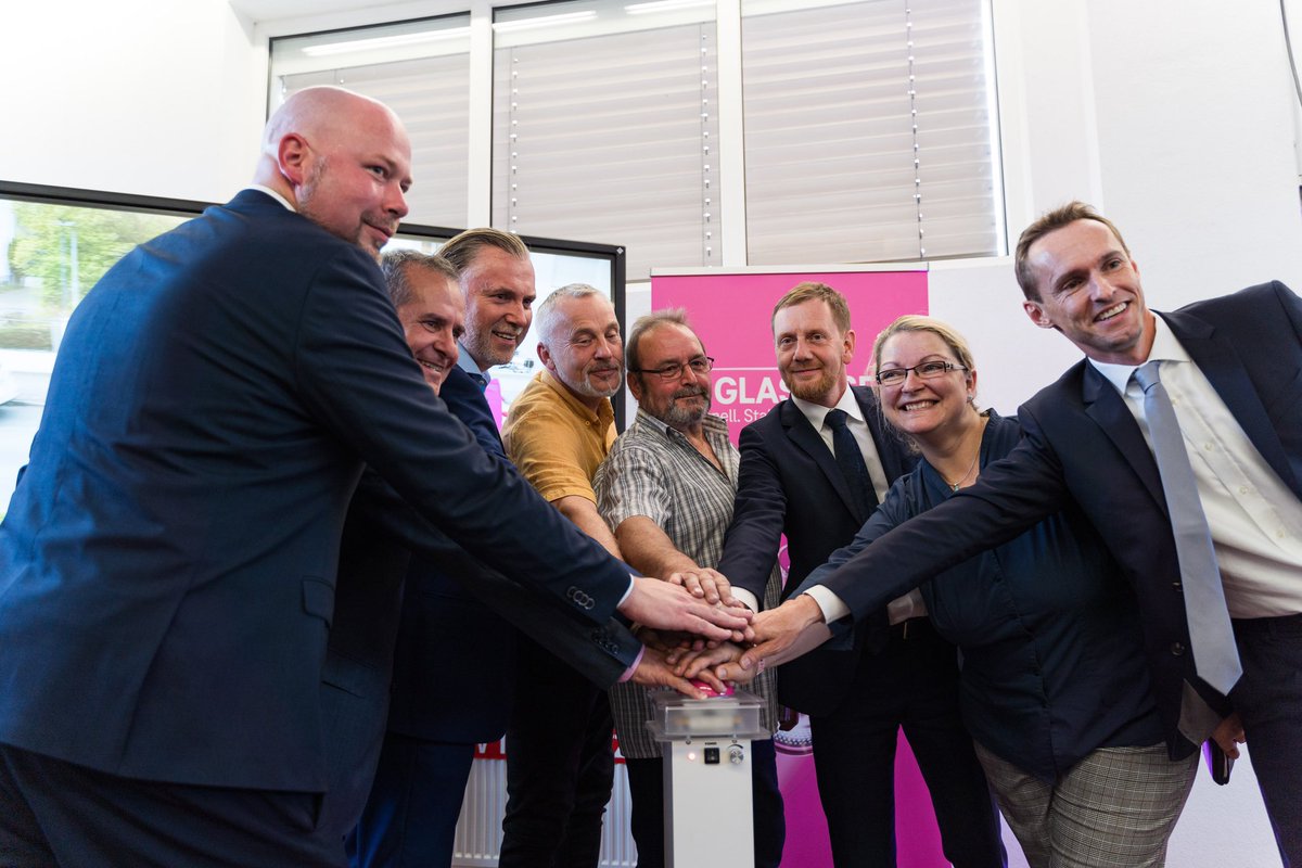 MPKretschmer's tweet photo. Wir vernetzen den ländlichen Raum. 500 km Glasfaser, fast 40 Netzverteiler, über 100 km Tiefbau - mit dem Abschluss des Breitbandausbaus ist die Verwaltungsgemeinschaft Schleife zu 100% mit schnellem Internet versorgt. (SK) #Sachsen #unterwegsFürSachsen #ländlicherRaum https://t.co/d4DeBVUU4x