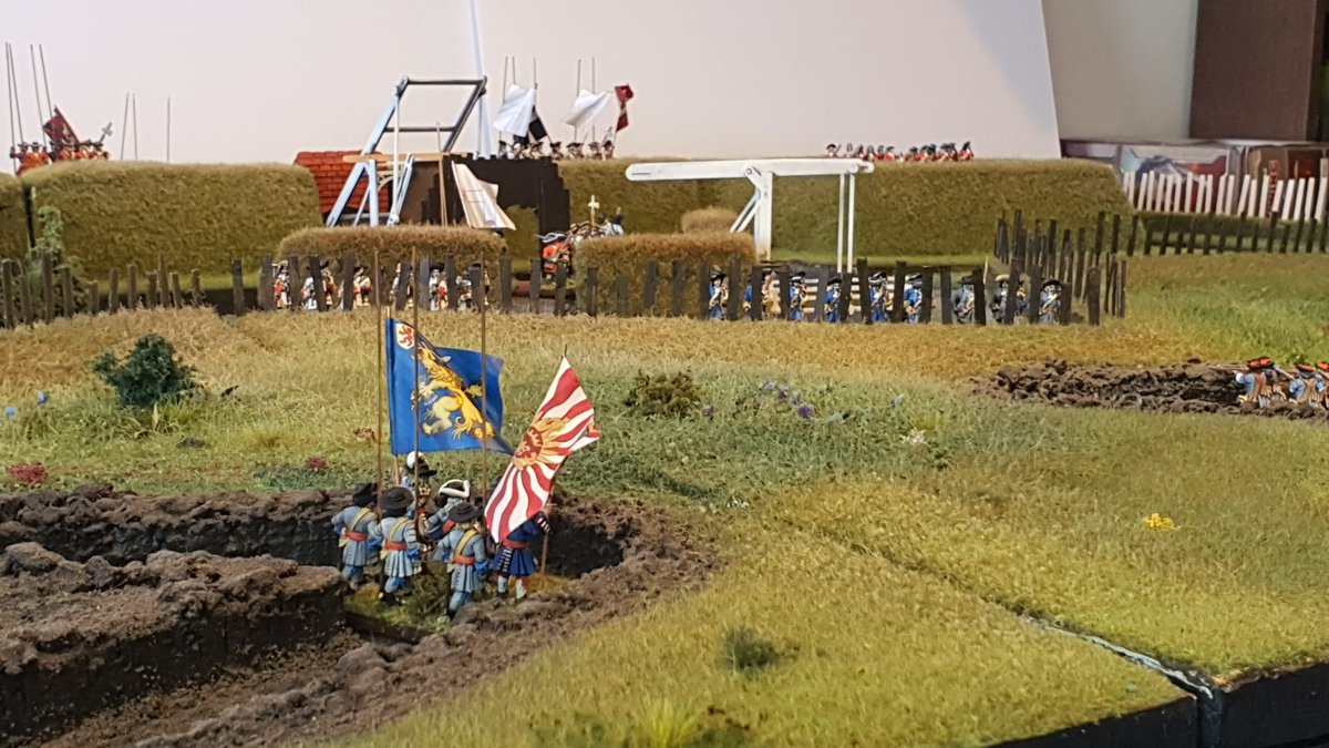 greuthungi's tweet photo. Our table for the Siege of Naarden 1673 is half done. This is the first time the three plates have miniatures on them, which makes it look even better #VestingMuseum #Rampjaar https://t.co/RWA5B7InHz