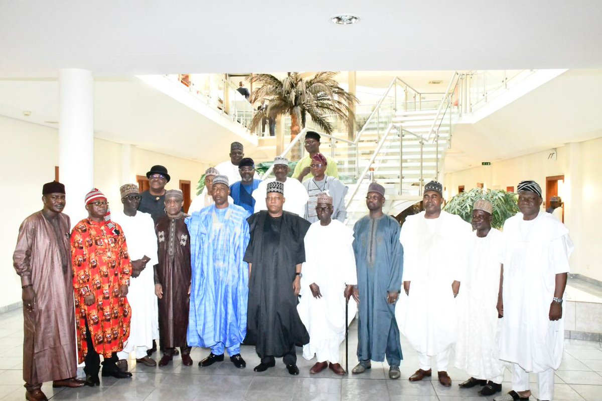 Faridatu001's tweet image. Breaking News:

Wednesday 9th August, 2023

Vice President,  Kashim Shettima Inaugurates General Paul Tarfa (RTD) and Alhaji Mohammed Goni Alkali as Chairman and MD/CEO respectively and Members into the board of the NEDC.

#NEDC