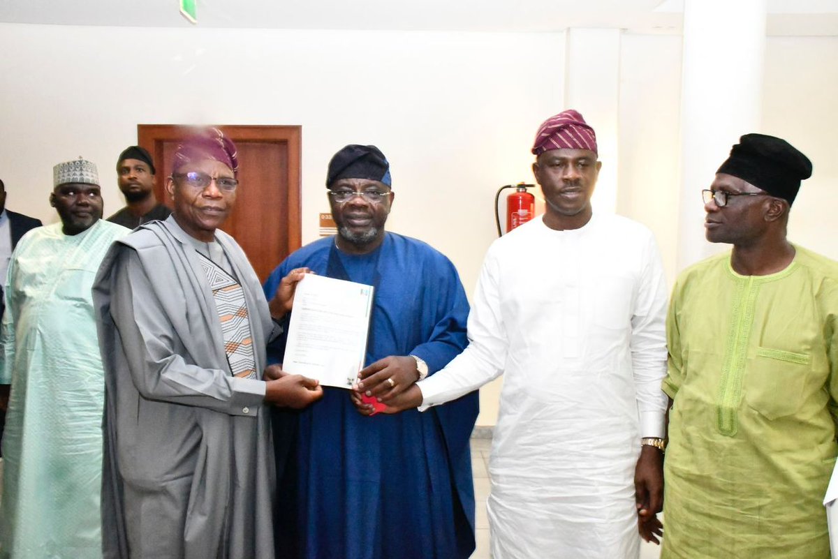 Faridatu001's tweet image. Breaking News:

Wednesday 9th August, 2023

Vice President,  Kashim Shettima Inaugurates General Paul Tarfa (RTD) and Alhaji Mohammed Goni Alkali as Chairman and MD/CEO respectively and Members into the board of the NEDC.

#NEDC