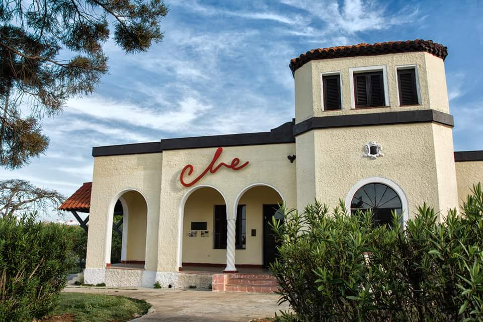 Visite el Centro Sociocultural Casa del Che en la Cabaña.
¡Vive un verano en la historia!
🏛🌞
#ParqueHistóricoMilitarMorroCabaña